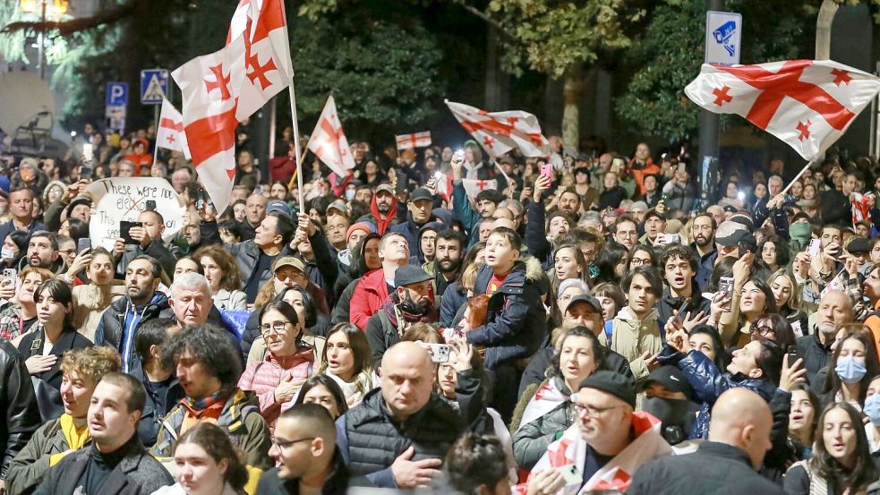 Nach der Wahl hatte die prowestliche Opposition in Georgien erklärt, dass sie das Ergebnis nicht anerkenne, und zu Protesten aufgerufen. (Archivbild) Foto: Zurab Tsertsvadze/AP