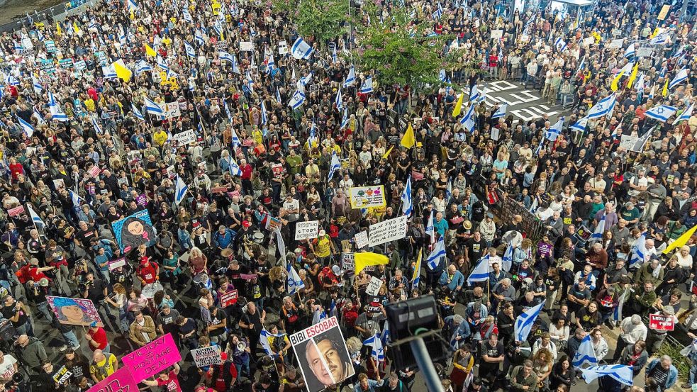 In Tel Aviv demonstrierten wieder hunderte Menschen für ein Abkommen zur Geisel-Freilassung. Foto: Francisco Seco/AP/dpa