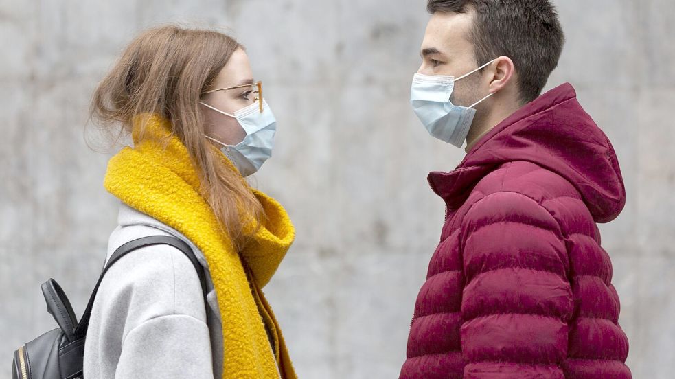 Kurz nach einer Krankheit Maske zu tragen kann bei einigen Krankheiten nicht schaden - man ist nämlich noch ziemlich lange ansteckend. Foto: IMAGO/imagebroker/Oleksandr Latkun