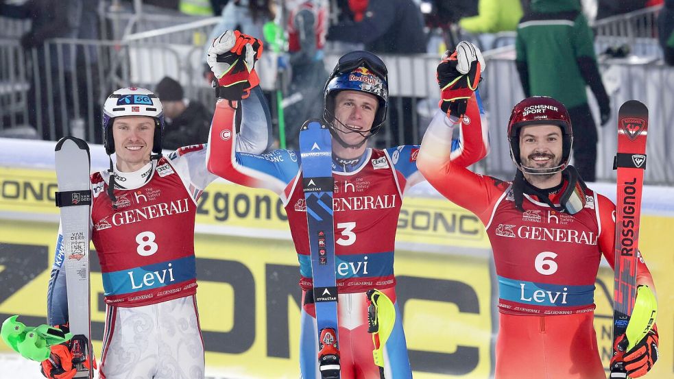 Sieger Clement Noel (Mitte) jubelt mit dem zweitplatzierten Henrik Kristoffersen (links) und Loic Meillard. Foto: Marco Trovati/AP/dpa