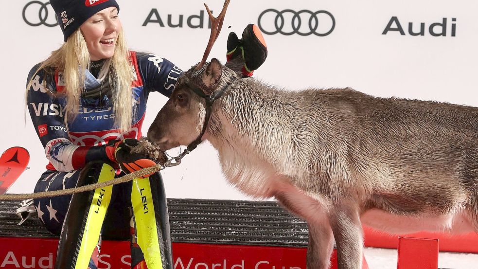 Als Siegerin bekommt Mikaela Shiffrin wieder die Patenschaft für ein Rentier. Foto: Marco Trovati/AP