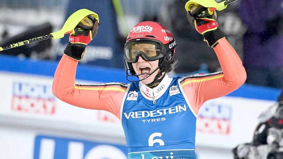 Skirennfahrerin Lena Dürr jubelt über Platz drei. Foto: Jussi Nukari/Lehtikuva/dpa