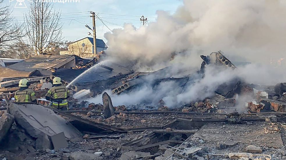 Feuerwehrleute löschen einen Brand in Lwiw nach einem russischen Raketenangriff. Foto: Uncredited/Ukrainian Emergency Service via AP/dpa