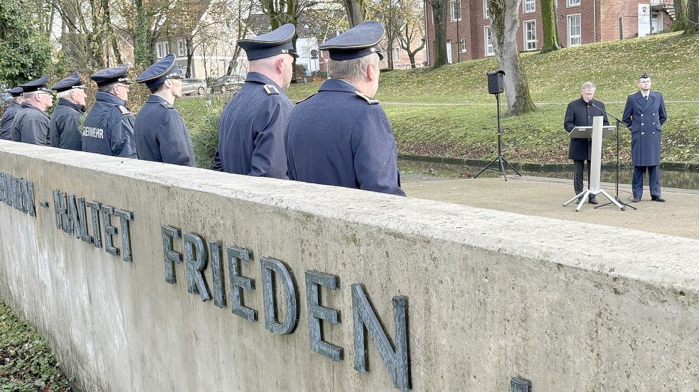 Aurichs Bürgermeister Horst Feddermann appellierte an jeden Einzelnen, den Frieden zu wahren. Foto: Mieke Matthes