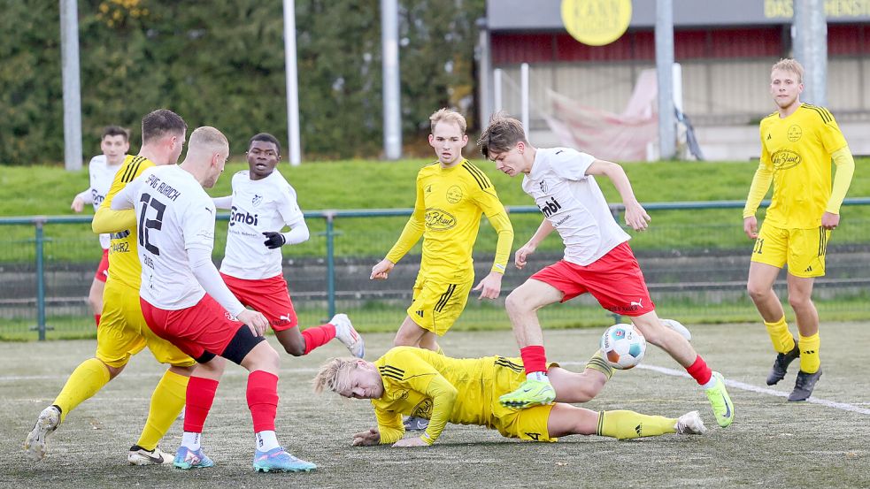 Gleich passiert es: Der Auricher Nico Möhle (Zweiter von rechts) spielt den Struddener Thilo Janßen (am Boden ) aus und wird im nächsten Moment den Ball ins Tor der Gäste zum 1:0 für die SpVg versenken. Der Dosenöffner für den späteren ungefährdeten 4:0-Heimsieg. Fotos: Helmut Vortanz