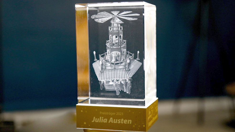 Wer gewinnt diesmal die „Goldene Pyramide“? Der erste Preis für das junge Ehrenamt ging im vergangenen Jahr an die DLRG-Rettungsschwimmerin Julia Austen aus Aurich, die neben diesem „Pokal“ auch 3000 Euro für ihr ehrenamtliches Projekt bekam. Foto: Romuald Banik