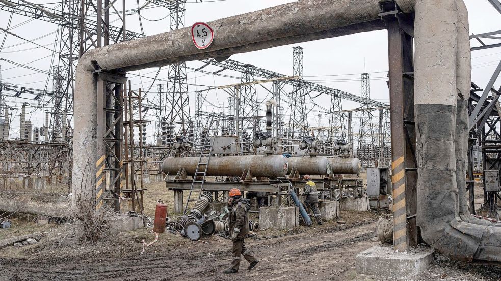 Schäden durch Raketen sorgen erneut für Stromabschaltungen in der Ukraine. (Archivbild) Foto: Evgeniy Maloletka/AP/dpa