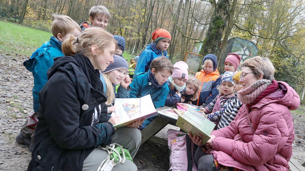 Zum bundesweiten Vorlesetag besuchten die Kinder des Lese-Clubs der Buchhandlung am Wall den Waldkindergarten „Die Fliegenpilze“. Foto: Romuald Banik