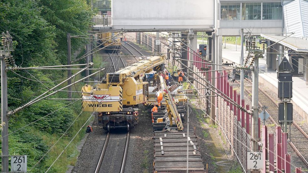 Schon jetzt wird auf der Strecke zwischen Hamburg und Berlin fleißig gebaut - im kommenden Jahr ist der Korridor erneut gesperrt. (Archivbild) Foto: Marcus Brandt/dpa