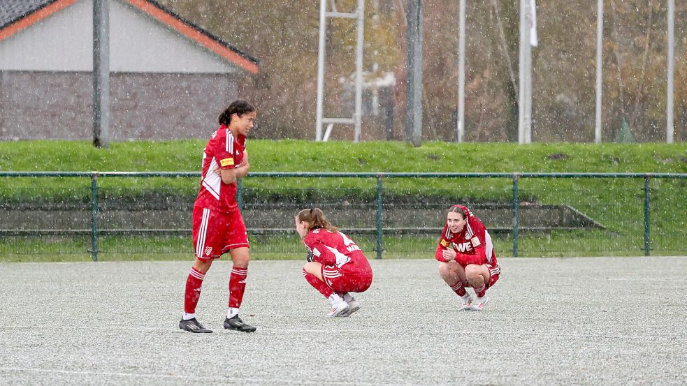 Während des Hagelschauers gab es für die SpVg-Frauen keinen Zufluchtsort.Fotos: Helmut Vortanz