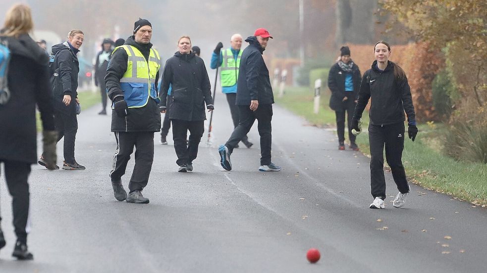 Nieselregen und klamme Temperaturen garnierten den 7. Spieltag in der Boßel-Landesliga Frauen I. Dietrichsfeld empfing auf der neu asphaltierten Straße die Konkurrenz aus Rahe. Die Gäste setzten sich am Ende deutlich durch. Foto: Wilfried Gronewold