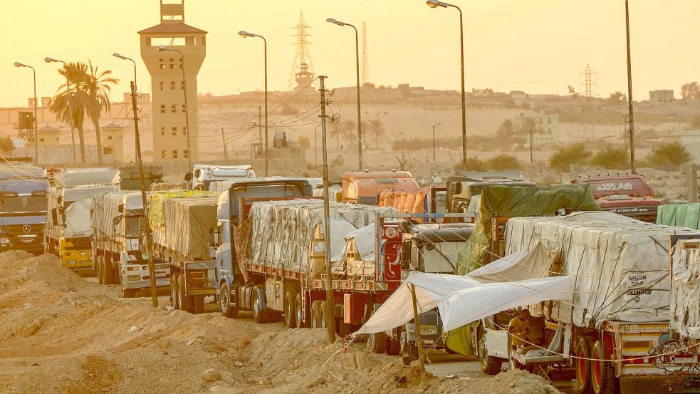 Der Transport von Hilfsgütern zu den notleidenden Menschen im Gazastreifen so wie auf diesem Archiv-Foto vom vergangenen September zu sehen, ist riskant. Nachdem ein Konvoi mit mehr als 100 Lastwagen geplündert wurde, ging die islamistische Hamas Augenzeugenberichten zufolge gegen Plünderer und andere Kriminelle vor. Foto: Amr Nabil/AP/dpa