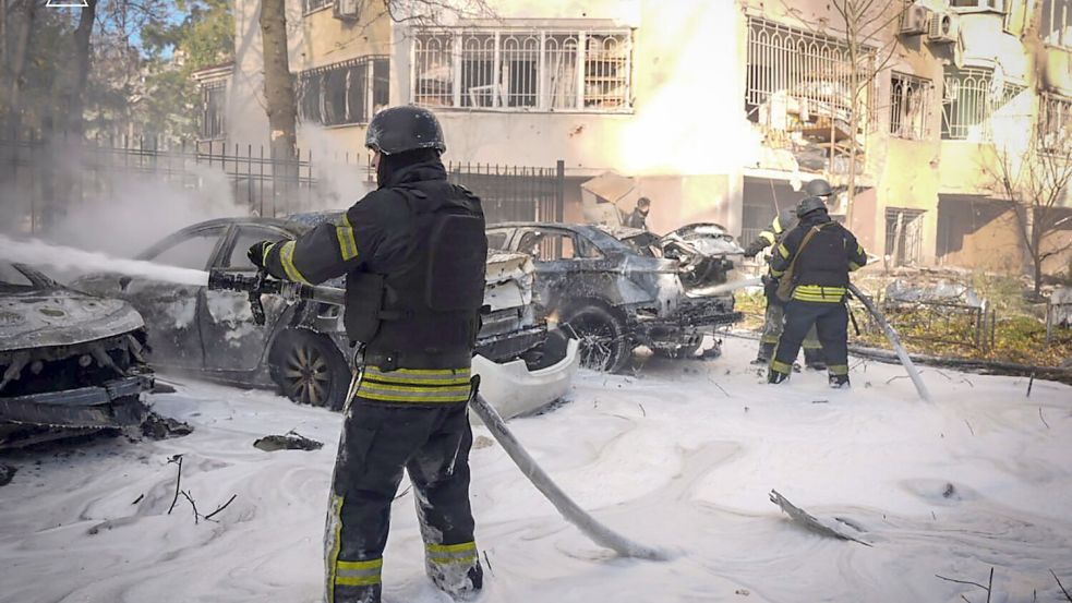 Feuerwehrleute löschen den Brand nach einem russischen Raketeneinschlag in der Hafenstadt. (Archivbild vom 18.11.) Foto: Uncredited/Ukrainian Emergency Service/AP/dpa