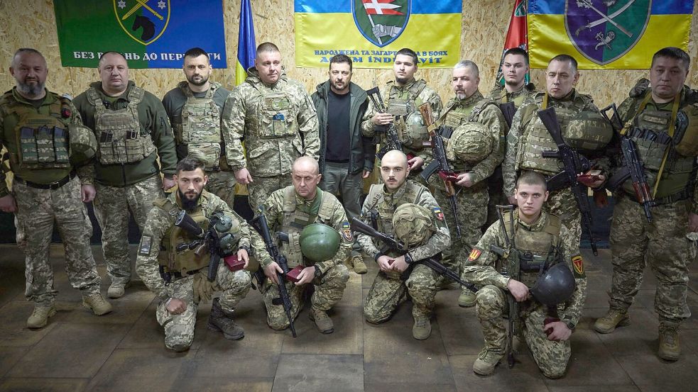 Der ukrainische Präsident Wolodymyr Selenskyj beim Besuch von Einheiten in der Frontstadt Kupjansk. (Archivbild vom 18.11.) Foto: Uncredited/Ukrainian Presidential Press Office/AP