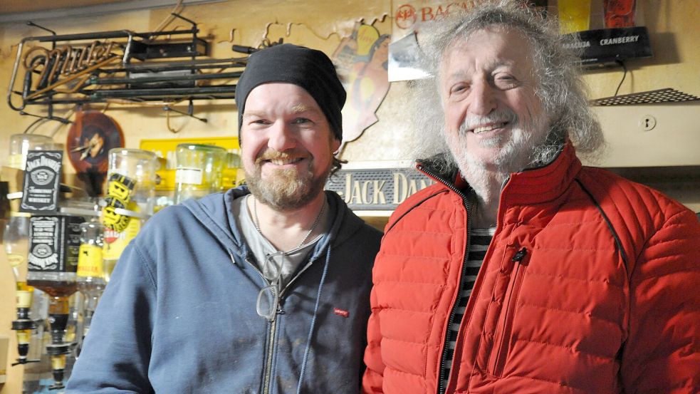 Silverio de Luca alias Rio (rechts) ist froh, mit Karsten Flick den passenden Mann gefunden zu haben, der sein Vermächtnis weiterführt: „Es wäre schade gewesen, wenn jemand den Laden übernommen hätte, der schlechte Musik spielt.“ Foto: Ullrich