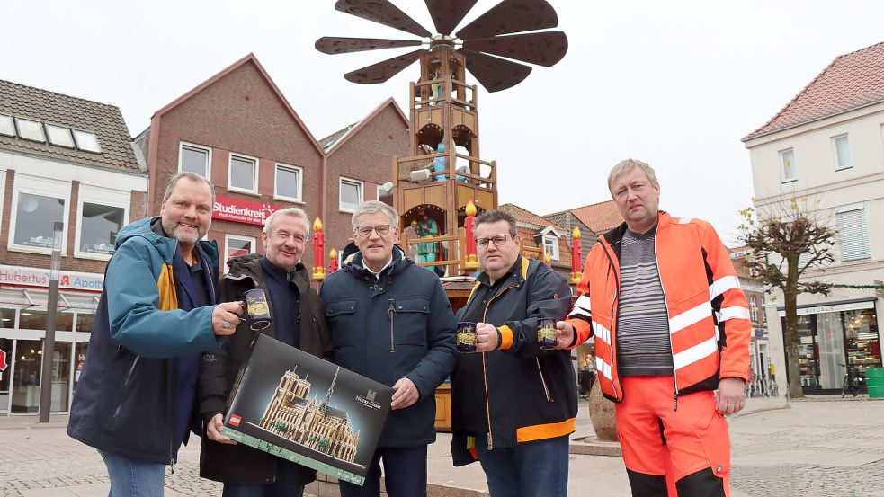 Freuen sich auf die Eröffnung des Weihnachtszaubers in Aurich (von links): Udo Hippen (Vorsitzender des Kaufmännischen Vereins), Marco Bordasch(Verkehrsverein Aurich), Aurichs Bürgermeister Horst Feddermann, (Jens Coordes (Goldene Sieben) und Stadtgärtner Tjakobus Ruben. Fotos: Wittich