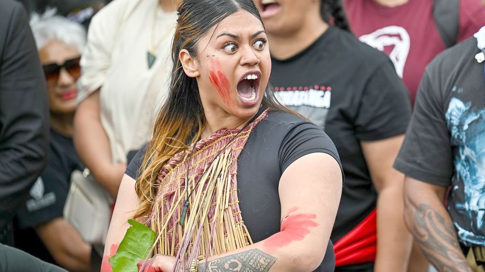 Viele Maori in Neuseeland haben ihrer Traditionen und Bräuche bewahrt. Berühmt ist etwa der rituelle Tanz „Haka“. Foto: Mark Tantrum/AP/dpa