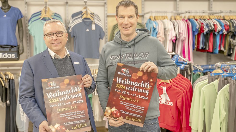 Jochen Toben (links) und Peter Adena (rechts) von der IG der Marienhafer Kaufleute stellten die Verlosung vor. Foto: Folkert Bents