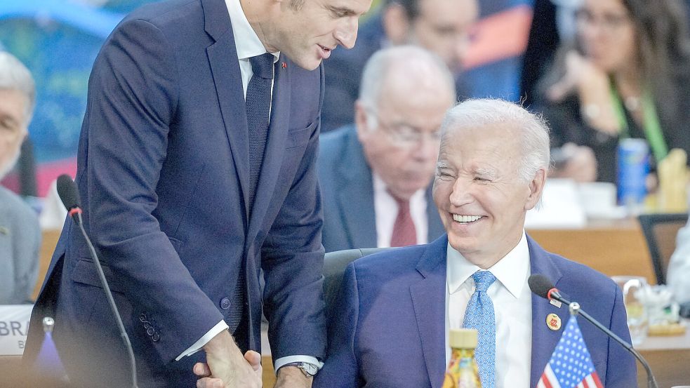 Lächeln über Probleme hinweg: Frankreichs Staatschef Emmanuel Macron und der scheidende US-Präsident Joe Biden beim G20-Treffen in Rio. Foto: dpa/Kay Nietfeld