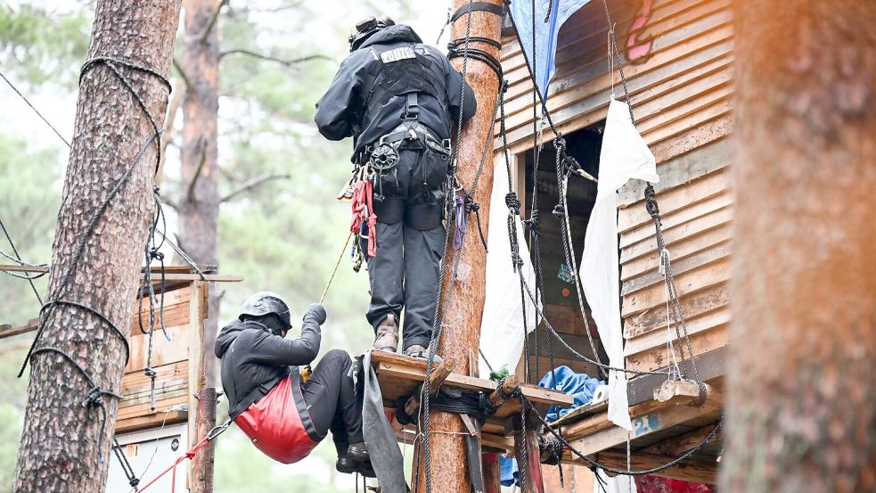 Höhenretter der Polizei sind bei der Räumung des Protestcamps der Tesla-Gegner an einem Baumhaus im Einsatz. Foto: Sebastian Christoph Gollnow/dpa