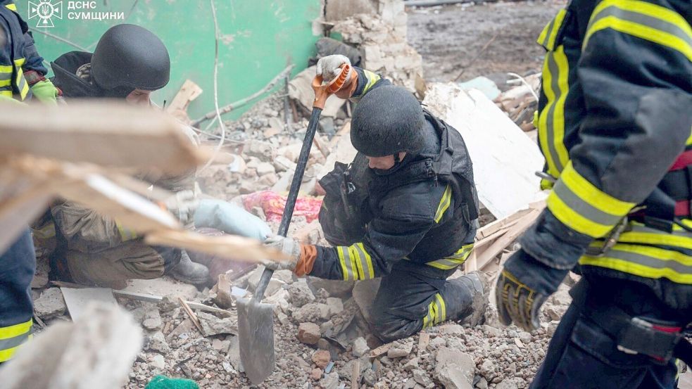 Mehrere Menschen wurden bei dem Drohnentreffer auf ein Haus in Hluchiw getötet. Foto: Ukrainian Emergency Service/Ukrainian Emergency Service/AP