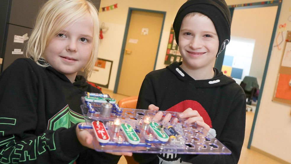 Gemeinsam tüfteln und entdecken: John (links) und Ole sind beste Freunde und brennen im Moment für das Thema „Elektrik“. Foto: Romuald Banik