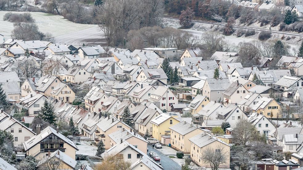 So manches Dach könnte in den nächsten Tagen etwas weißer werden. Foto: Silas Stein/dpa