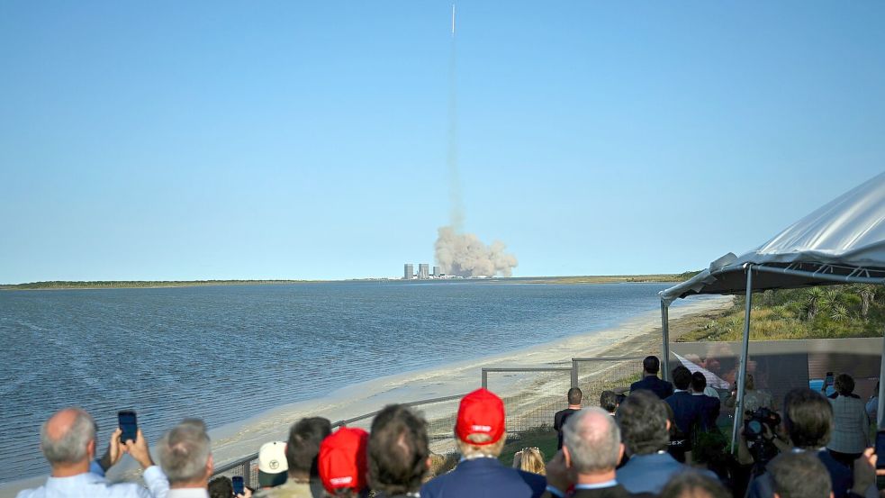 Auch der designierte US-Präsident Donald Trump beobachtet den Start des sechsten Testflugs der SpaceX Starship-Rakete in Brownsville, Texas. Foto: Brandon Bell/Getty Images North America Pool via AP/dpa