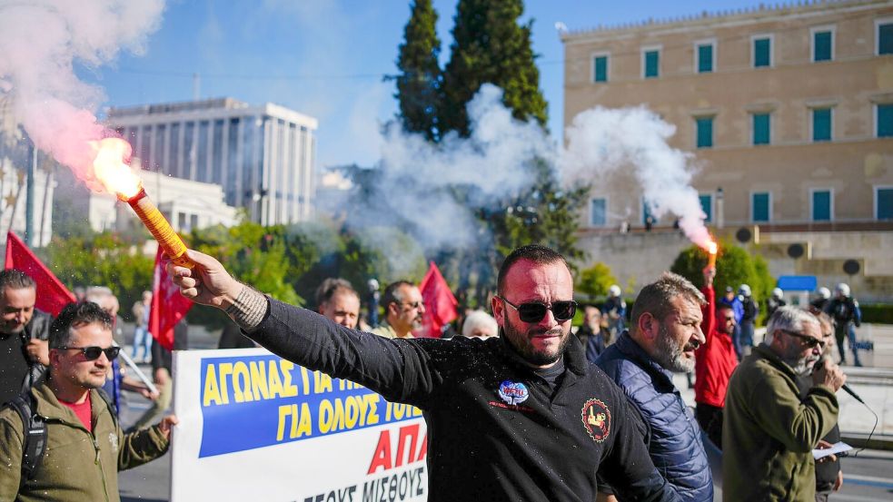 Sie wollen „in Würde leben“: Demonstranten vor dem griechischen Parlament. Foto: Thanassis Stavrakis/AP