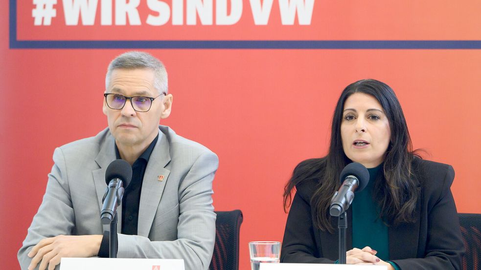 Thorsten Gröger, IG Metall-Verhandlungsführer, und Daniela Cavallo, Gesamtbetriebsratsvorsitzende Volkswagen, sprechen bei einer Pressekonferenz am Mittwoch. Foto: DPA