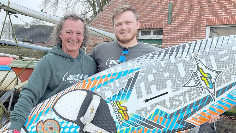 Jens Radde (links) übergibt seine Surfschule an seinen einstigen Schüler Christian Bekker. Foto: Holger Janssen