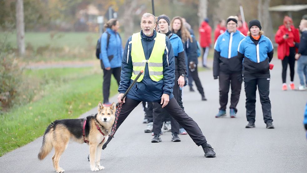 Der Victorburer Bahnanweiser Ralf Geiken mit „Suchhund“ Damon.Fotos: Wilfried Gronewold