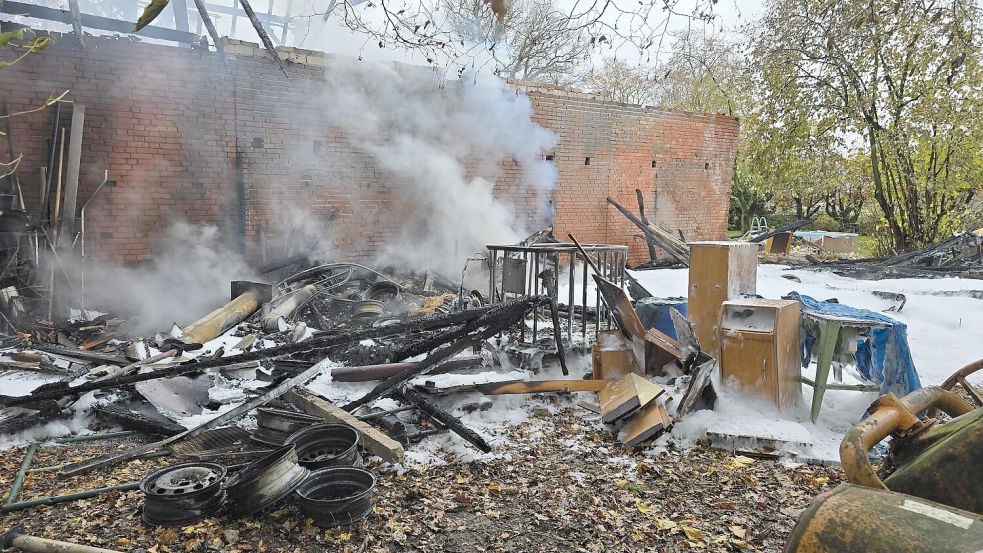 Die Scheune wurde durch das Feuer komplett zerstört. Feuerwehrleute verhinderten, dass die Flammen auf andere Teile des Gehöftes übergriffen. Foto: NWM-TV