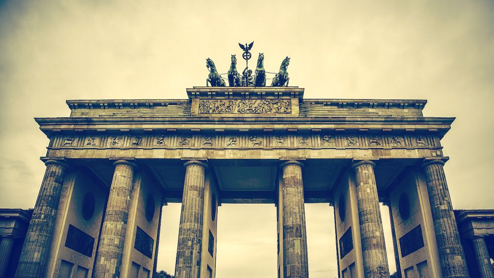 Glücksforscher sprechen schon vom „Hauptstadtblues“: das Brandenburger Tor in der Dämmerung Foto: Imago/Panthermedia/Esebene