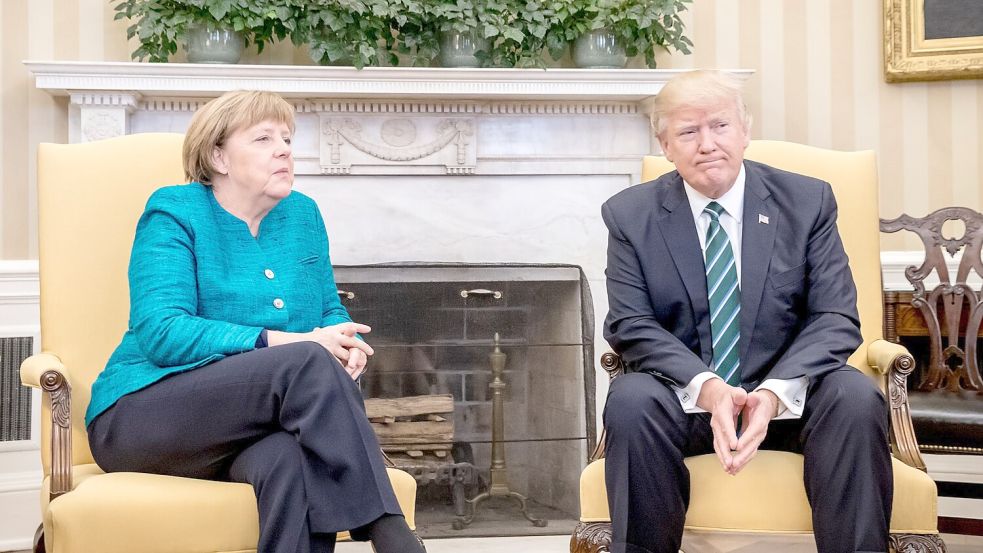 Gespräch im Oval Office vor der eher kontroversen Pressekonferenz. (Archivbild) Foto: picture alliance / Michael Kappeler/dpa