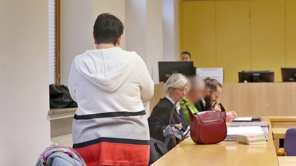 Die Angeklagte Mutter im Gerichtssaal des Landgerichts Schweinfurt: „Ich bin sehr traurig und fühle mich Pauline gegenüber sehr schuldig.“ Foto: Karl-Josef Hildenbrand/dpa