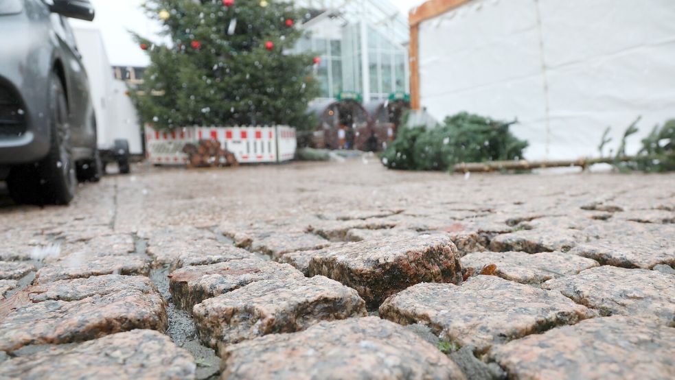 Pflastersteine stehen hervor, die Fugen sind groß: Eine Gefahr für Rollstuhlfahrer, Senioren mit Rollatoren oder Eltern mit Kinderwagen. Foto: Romuald Banik