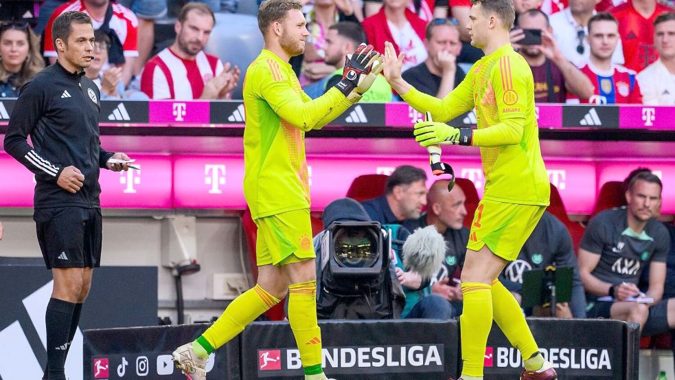 Daniel Peretz (l) durfte schon einmal Manuel Neuer (r) im Bayern-Tor ablösen. Foto: Tom Weller/dpa