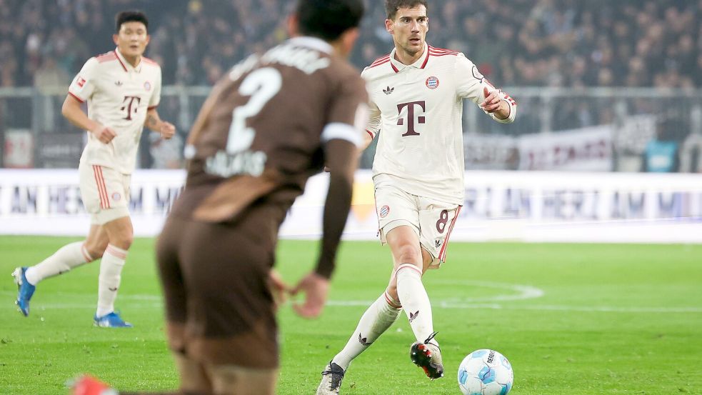 Plötzlich wieder mittendrin: Leon Goretzka (r), hier zuletzt im Einsatz gegen St. Pauli. Foto: Christian Charisius/dpa