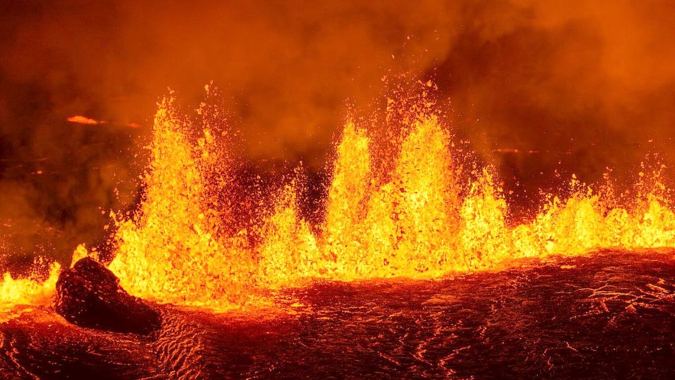 Die Eruption begann in der Nacht. Foto: Marco di Marco/AP