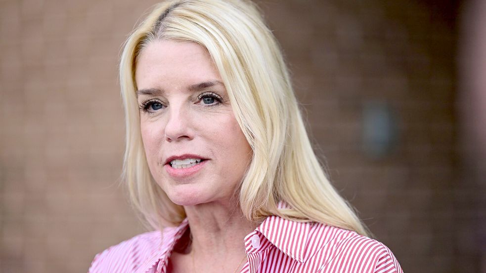 Mit Pam Bondi soll eine ehemalige Generalstaatsanwältin von Florida das Justizministerium führen. (Archivbild) Foto: Derik Hamilton/AP/dpa