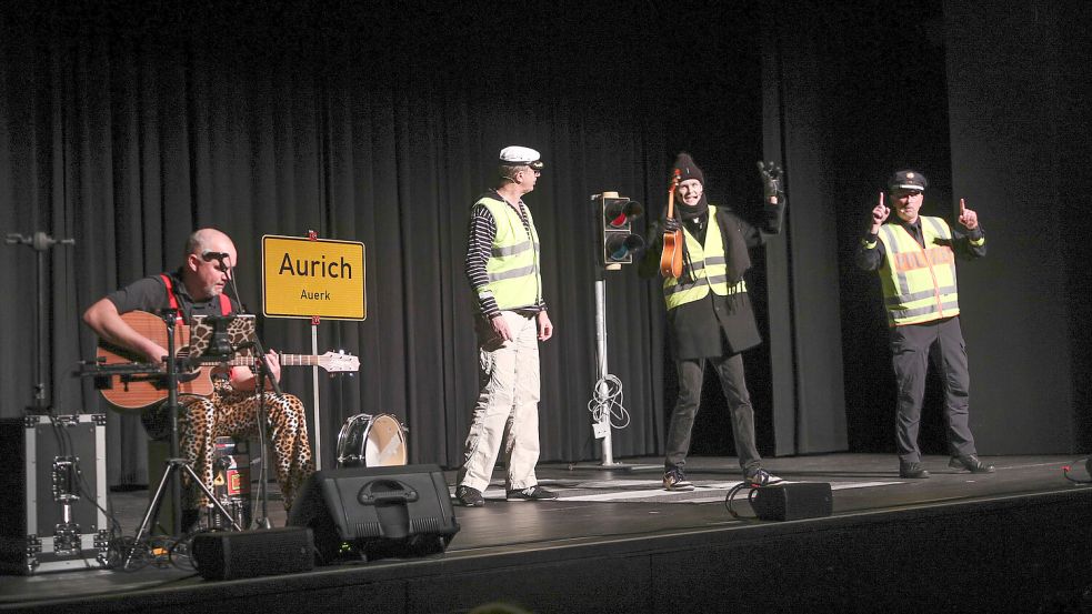 Mit Musik und Verhaltensregeln im Verkehr brachten Polizei und Verkehrswachten die Kinder zum lauschen. Foto: Romuald Banik