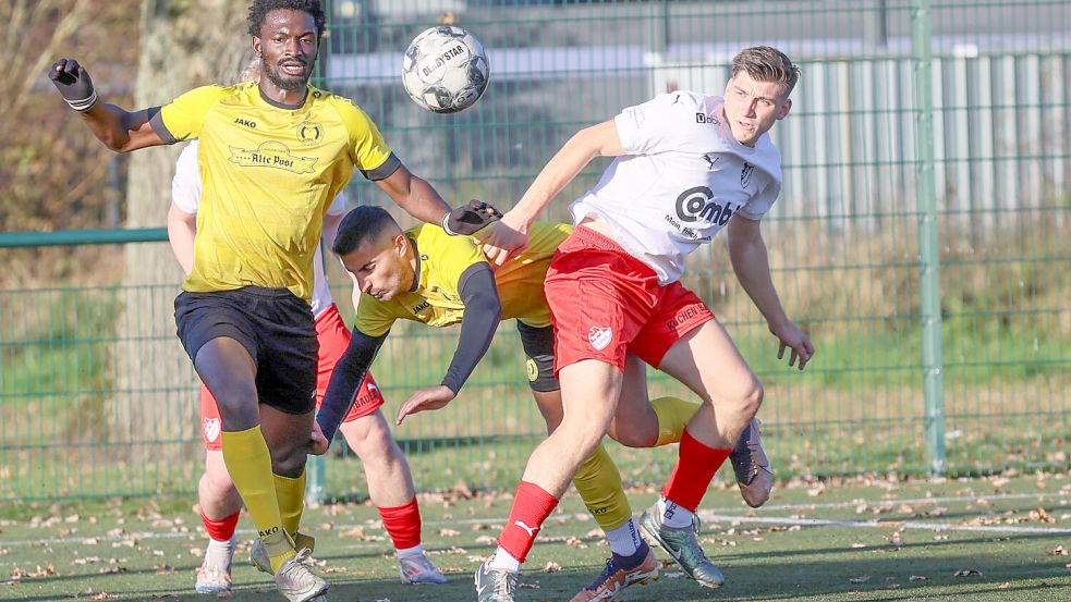 Intensiv war das Fußballjahr in der Bezirksliga: eine Herausforderung für Trainer und Spieler.Fotos: Helmut Vortanz (2), Bernd Wolfenberg, Wilfried Gronewold