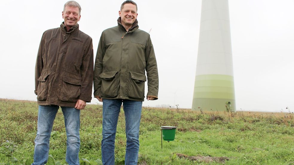 Simon Grootes und Thorsten Utesch an der Stelle im Revier bei Neuharlingersiel, wo die jungen Rebhühner ausgewildert wurden. Foto: Oltmanns