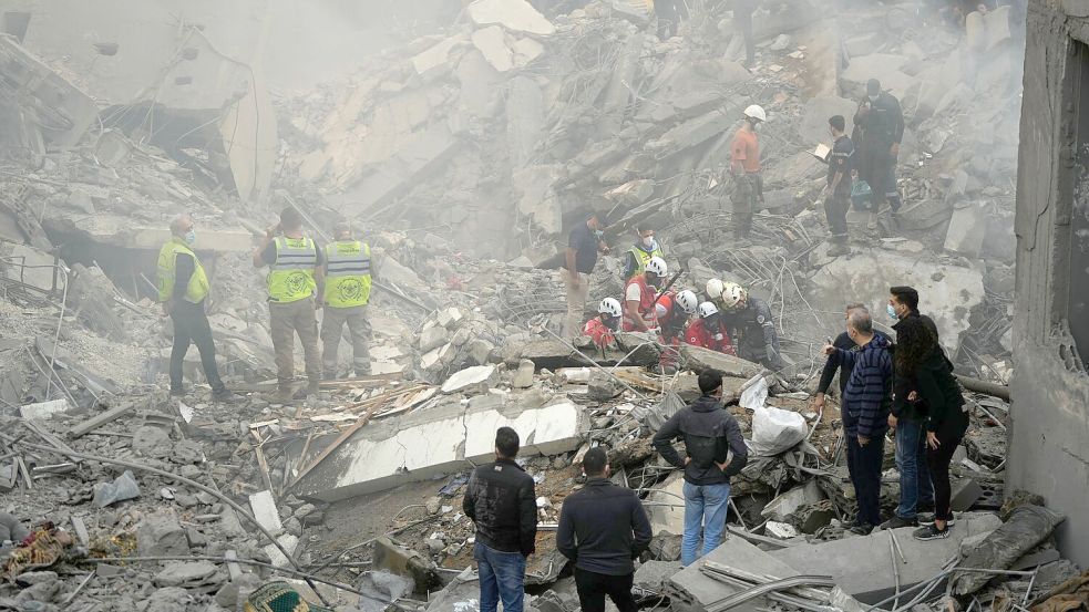 Die Rettungsarbeiten dauern nach dem Angriff, der das Zentrum von Beirut traf, an. Foto: Hassan Ammar/AP