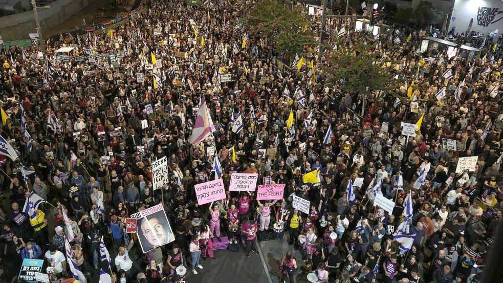 Israelis in Tel Aviv demonstrieren für ein Geisel-Abkommen. Foto: Maya Alleruzzo/AP