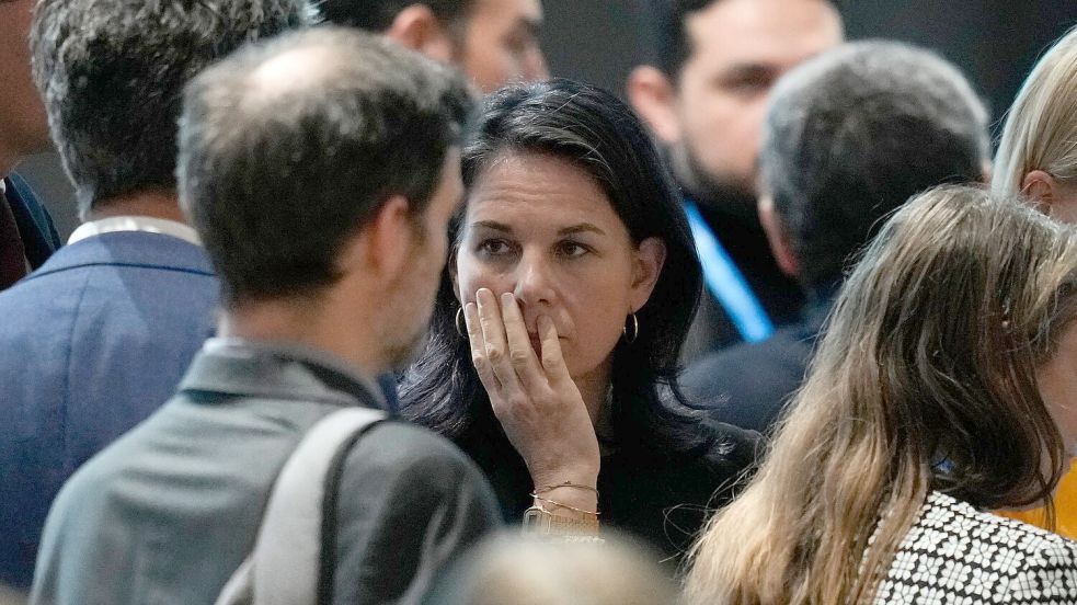 Baerbock übte zum Ende der Klimakonferenz scharfe Kritik am Gastgeber. Foto: Rafiq Maqbool/AP/dpa