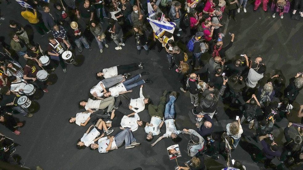 Israelis in Tel Aviv demonstrieren für ein Geisel-Abkommen. Foto: Maya Alleruzzo/AP