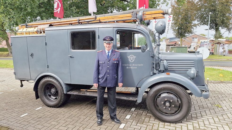 Zur Verabschiedung wurde Peter Eilers mit diesem historischen Feuerwehrfahrzeug abgeholt. Foto: Timo Köller/Feuerwehr Weene