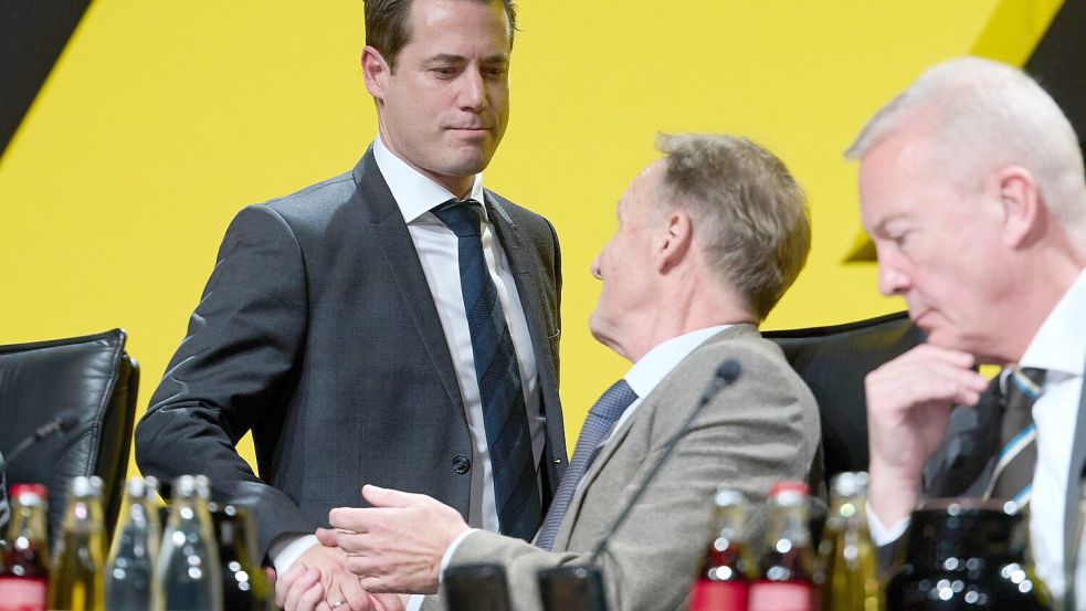 Lars Ricken (links) und Hans-Joachim Watzke wollen bei Borussia Dortmund zusammenstehen Foto: Bernd Thissen/dpa